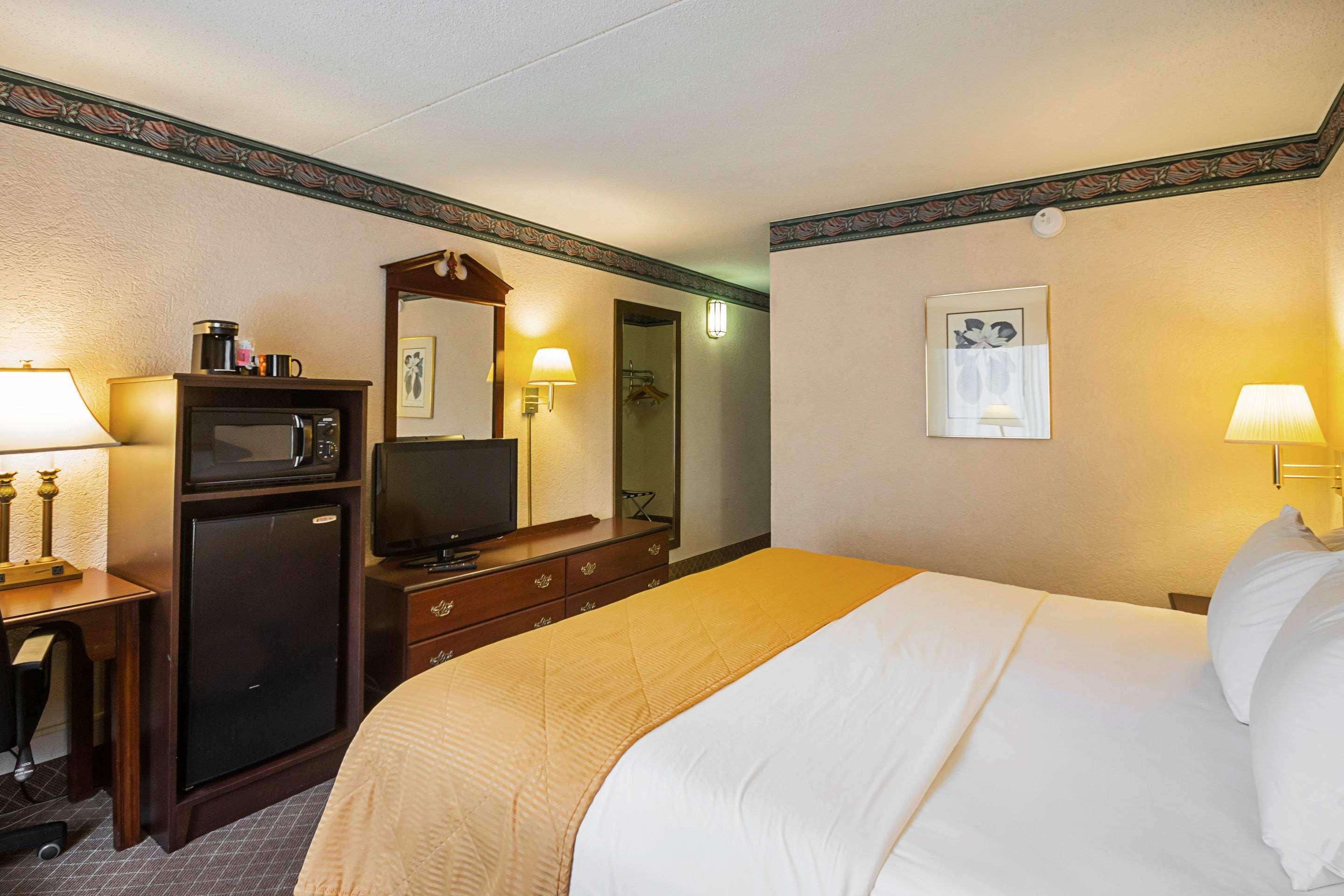 Clarion Inn Fairmont Buitenkant foto