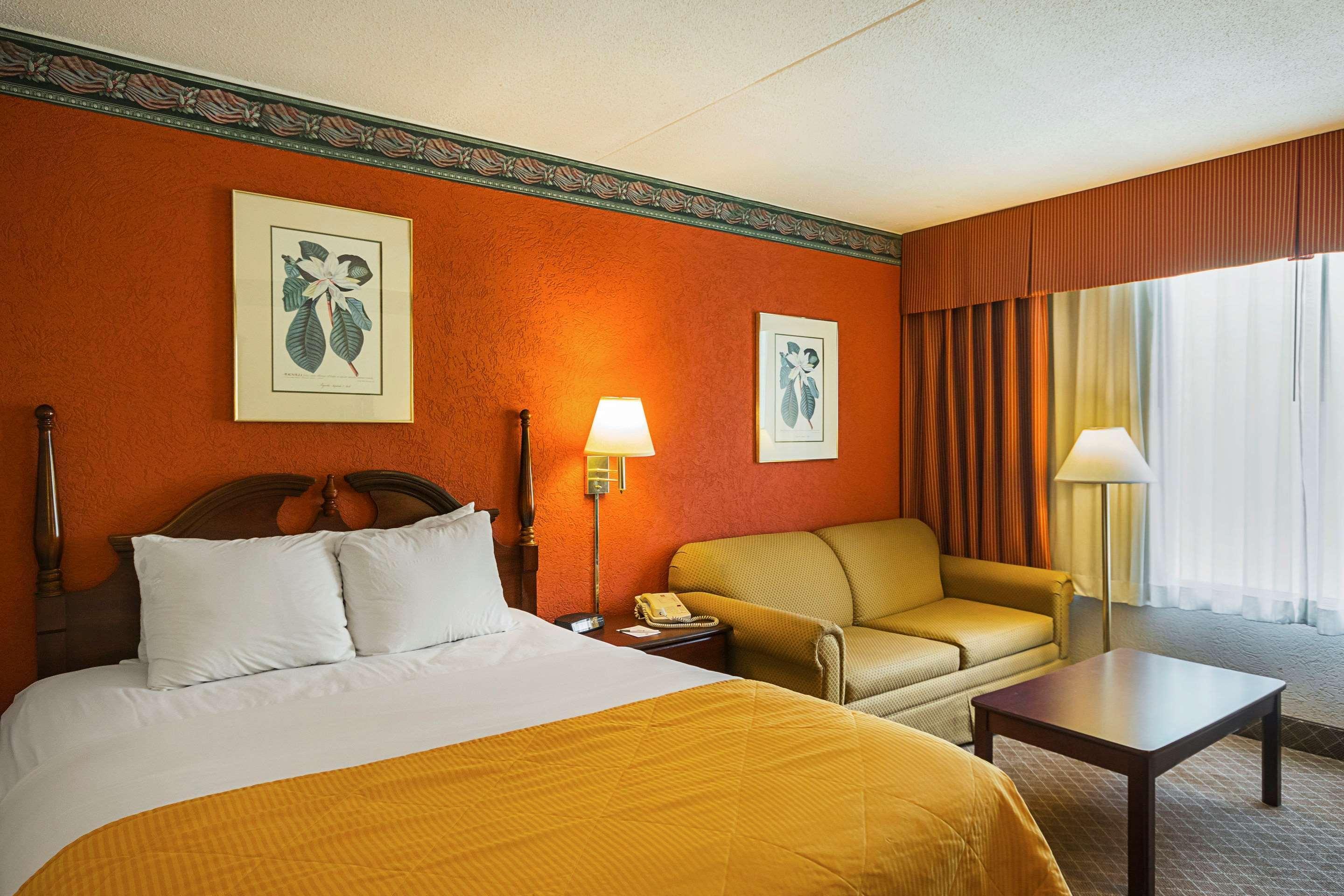 Clarion Inn Fairmont Buitenkant foto