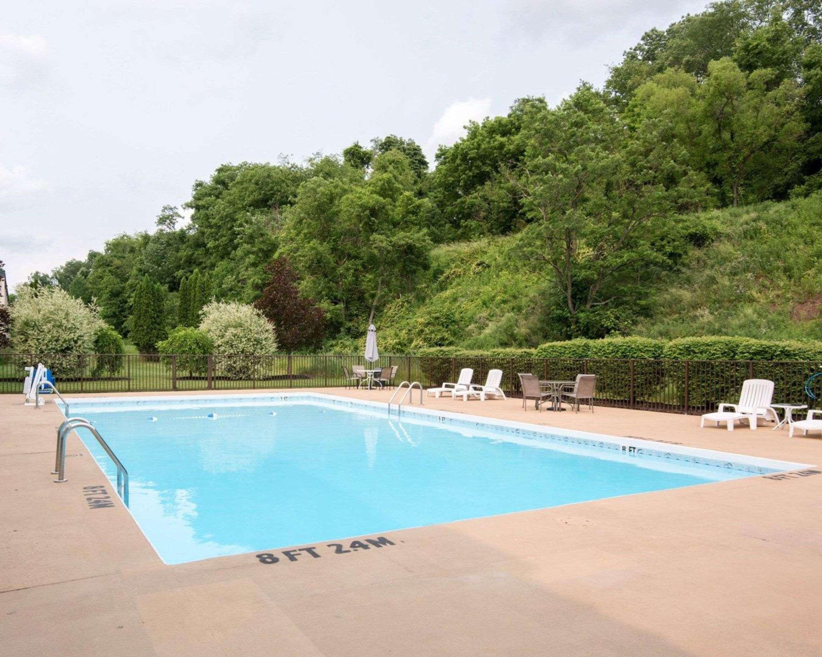 Clarion Inn Fairmont Buitenkant foto