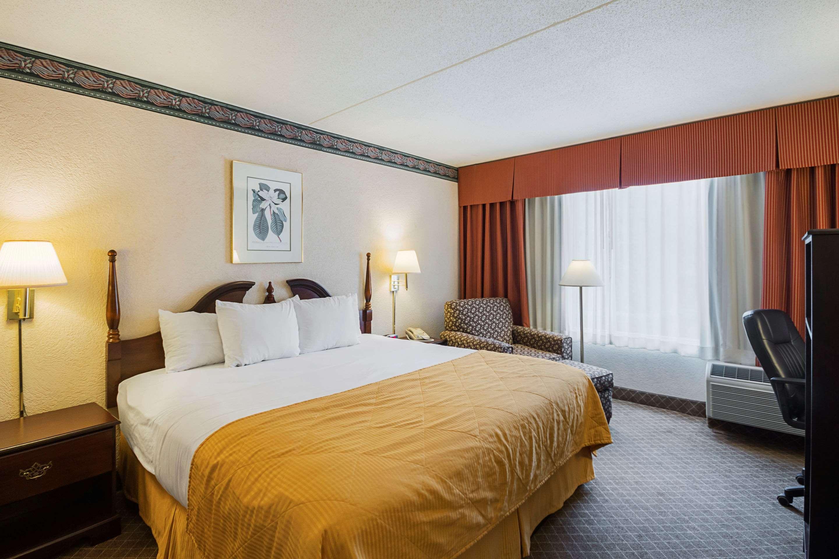 Clarion Inn Fairmont Buitenkant foto