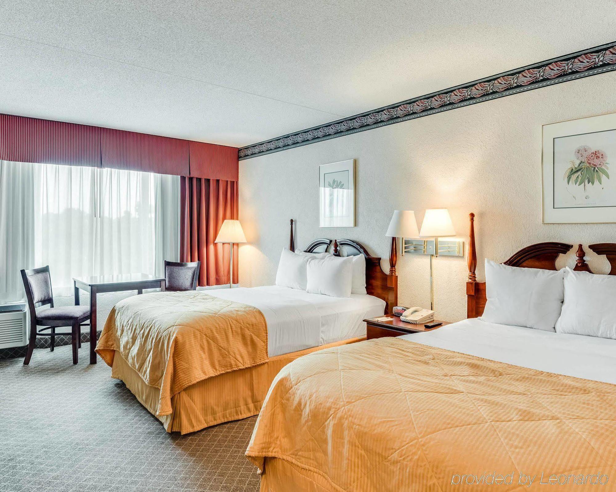 Clarion Inn Fairmont Buitenkant foto