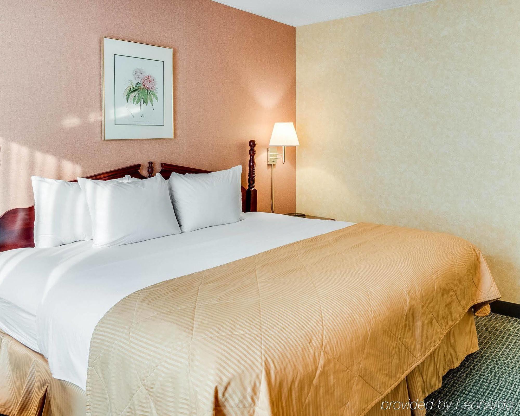 Clarion Inn Fairmont Buitenkant foto