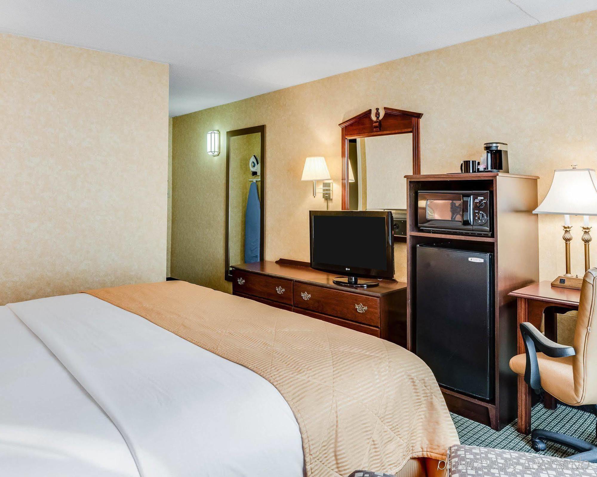 Clarion Inn Fairmont Buitenkant foto