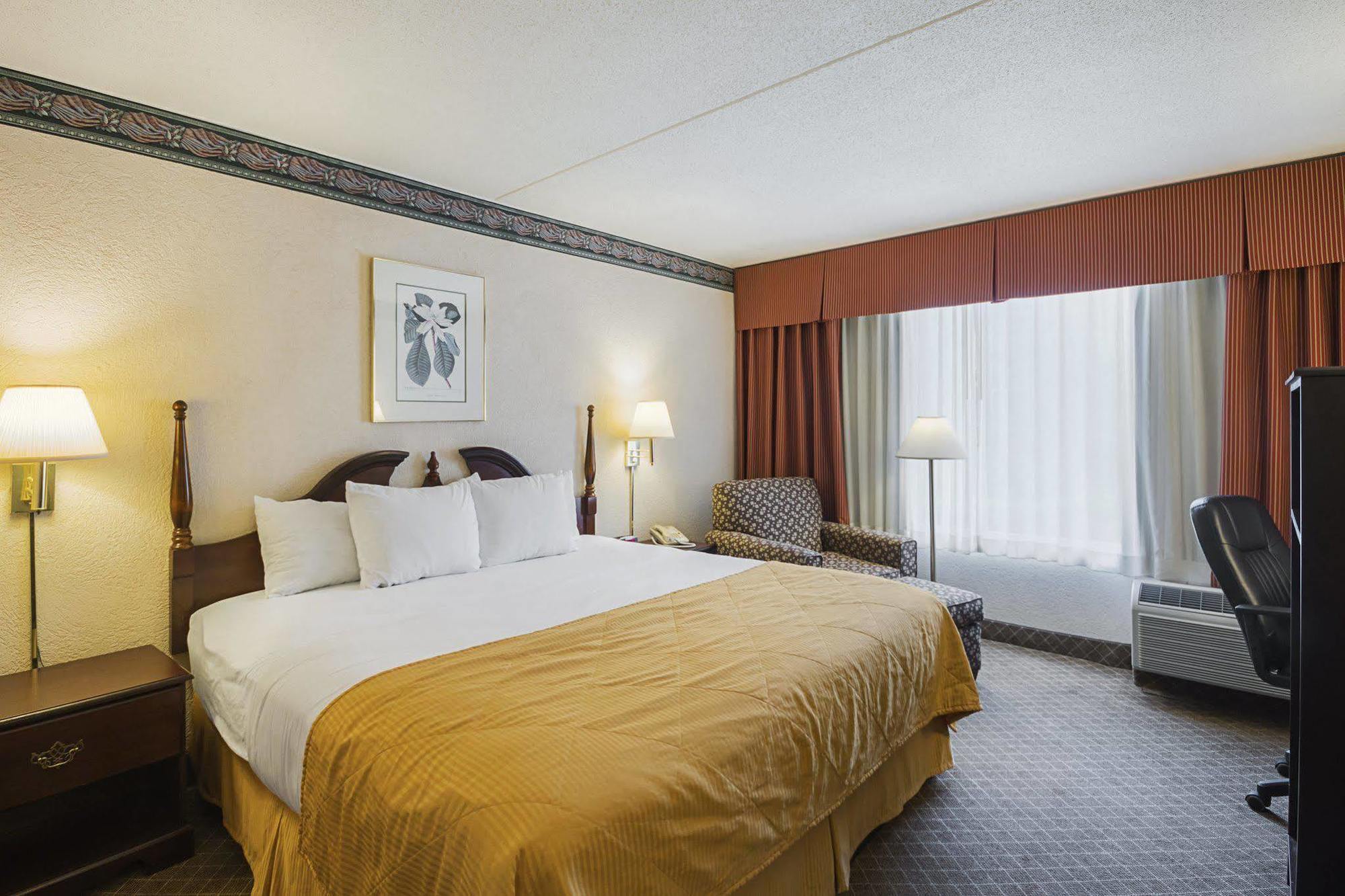 Clarion Inn Fairmont Buitenkant foto